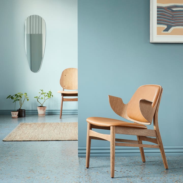 Gesture loungestol, skinn silk 250 cognac, hvitoljet eikestativ Warm Nordic