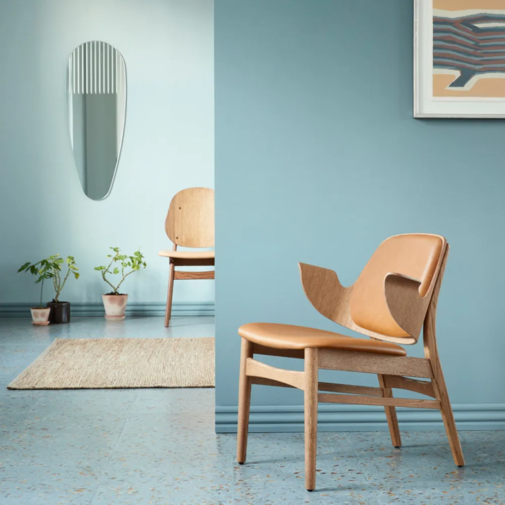 Gesture loungestol, skinn silk 250 cognac, teakoljet eikestativ Warm Nordic