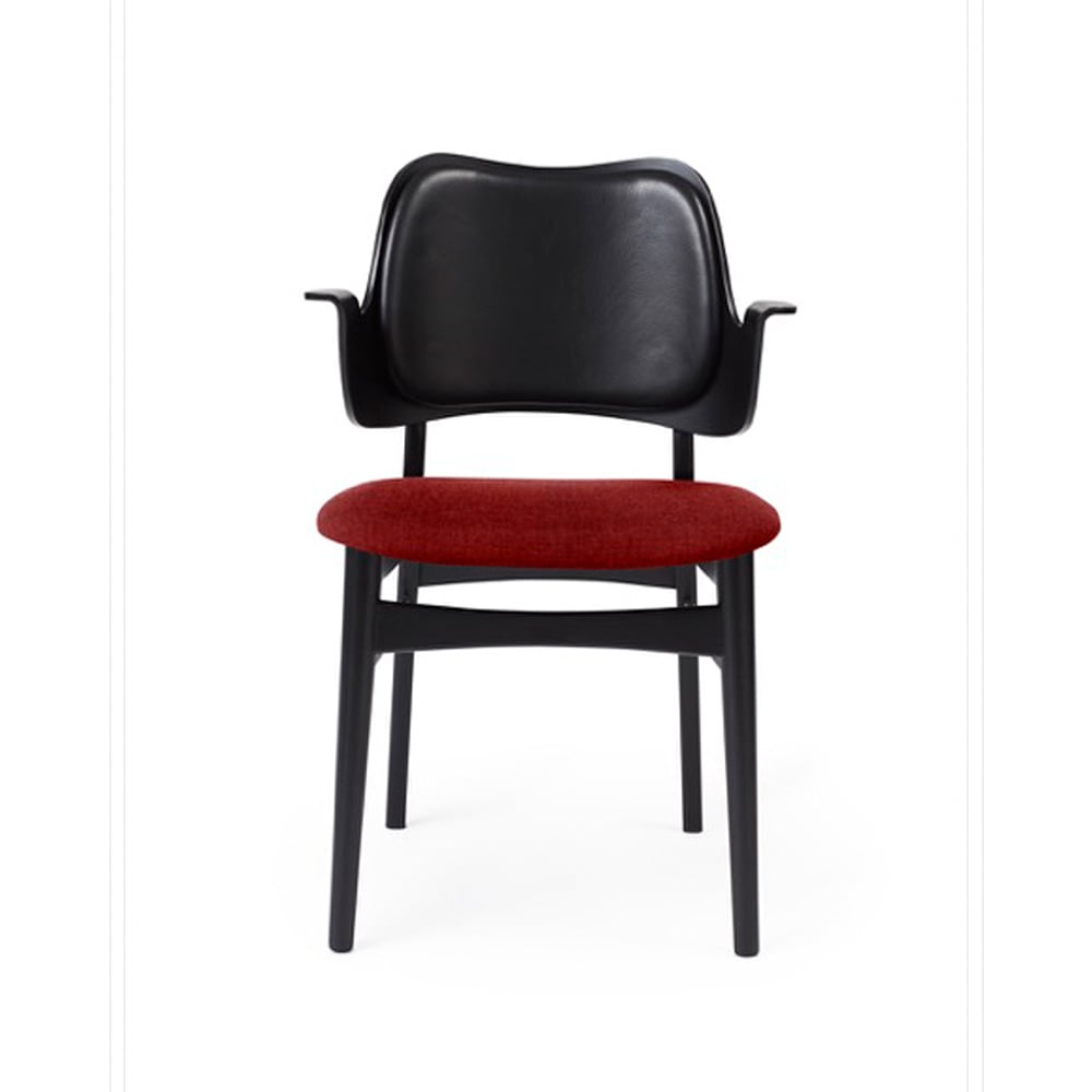 Warm Nordic Gesture stol, trukket sete & rygg tekstil brick red, ryggstøtte i skinn, sortlakkert bøkestativ