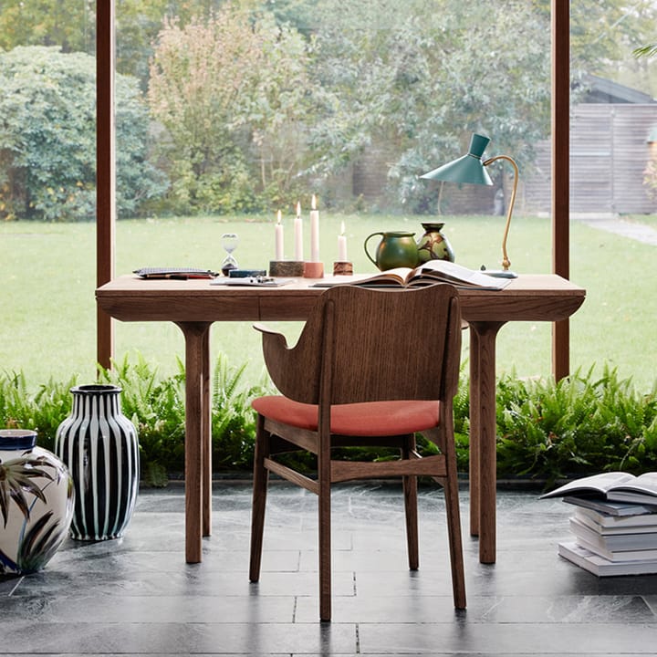 Gesture stol, trukket sete & rygg - tekstil brick red, ryggstøtte i skinn, sortlakkert bøkestativ - Warm Nordic