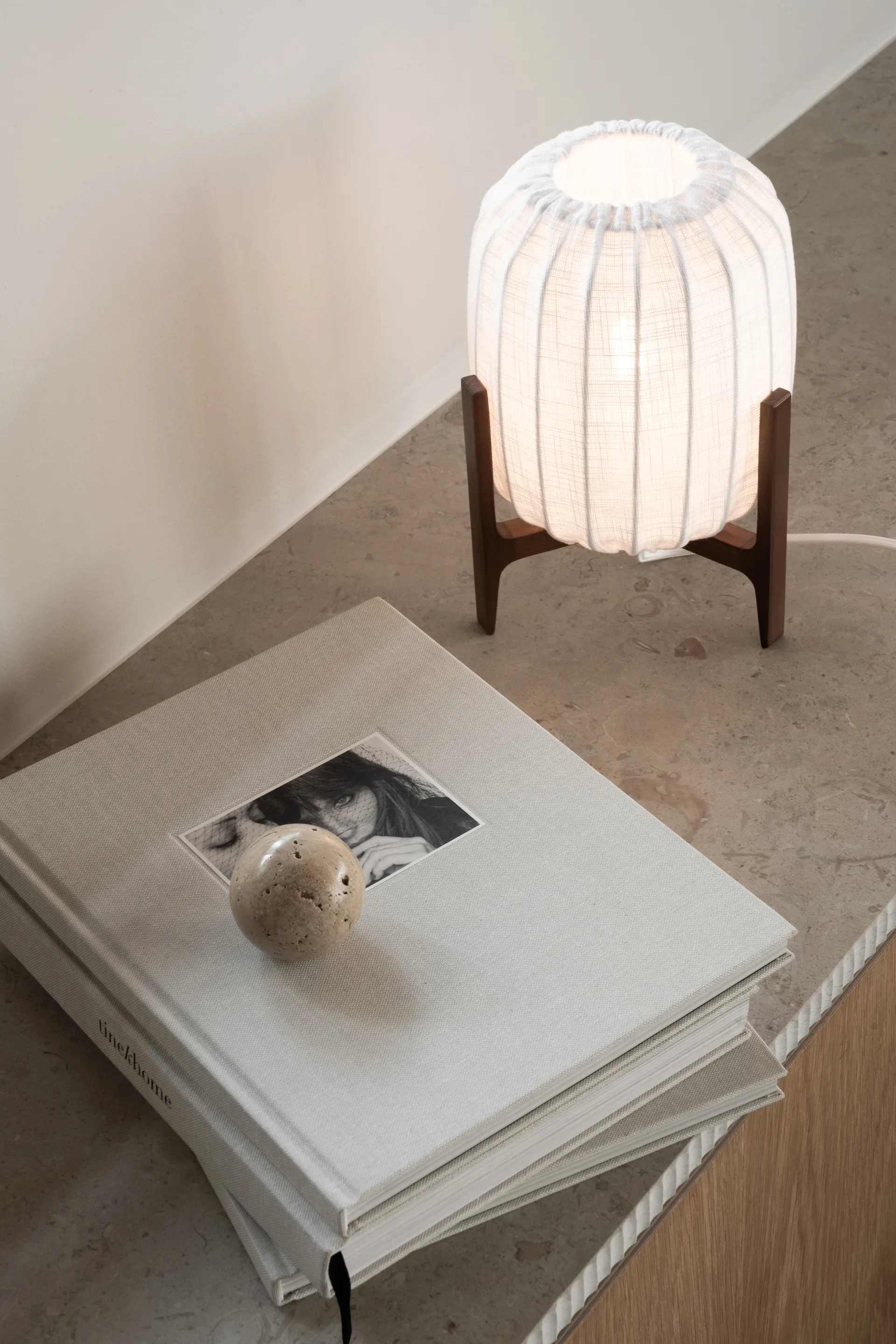 Prisma bordlampe, Dark ash-White, Mini Ø16x24,3 cm Watt & Veke