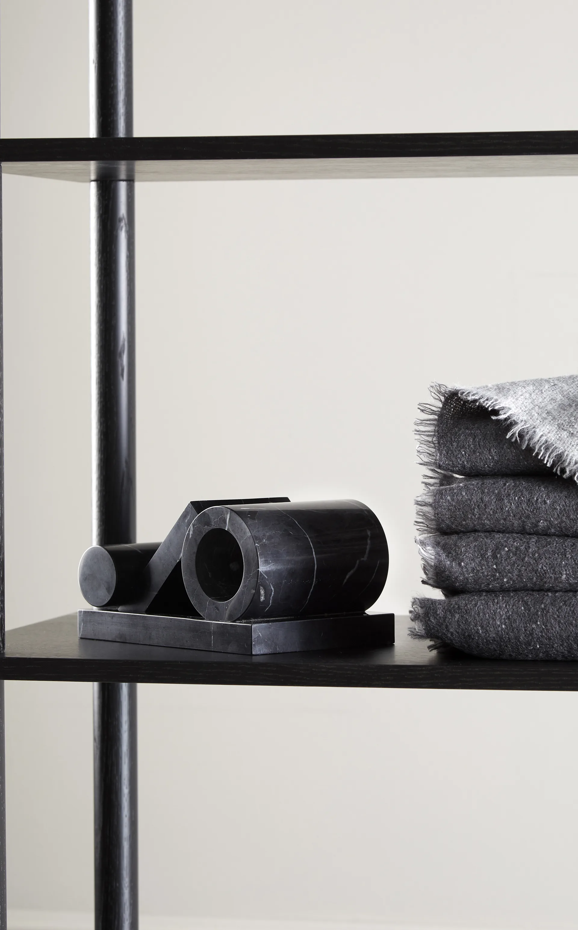 Booknd bokstøtte marmor, Svart Woud