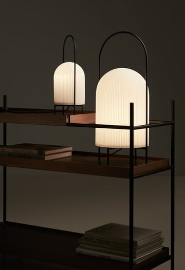Ghost gulvlampe - Svart–hvitt opalglass - Woud