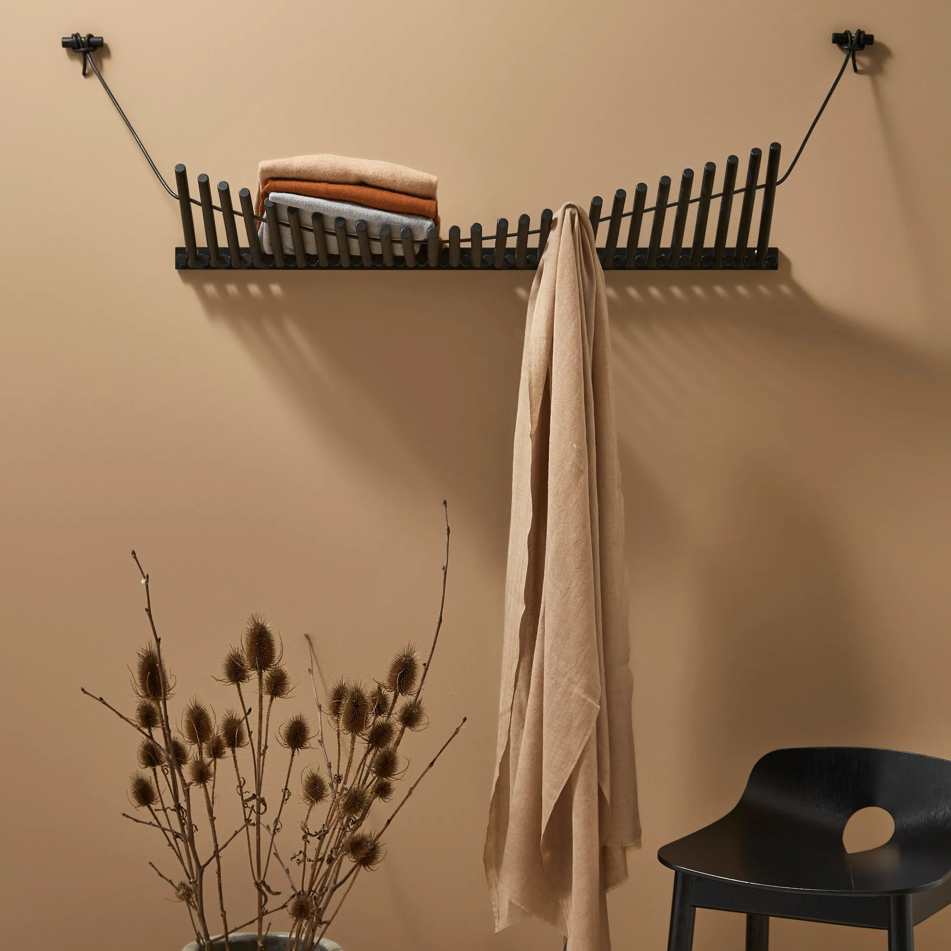 Knaegt klesknagg, svartmalt eik Woud