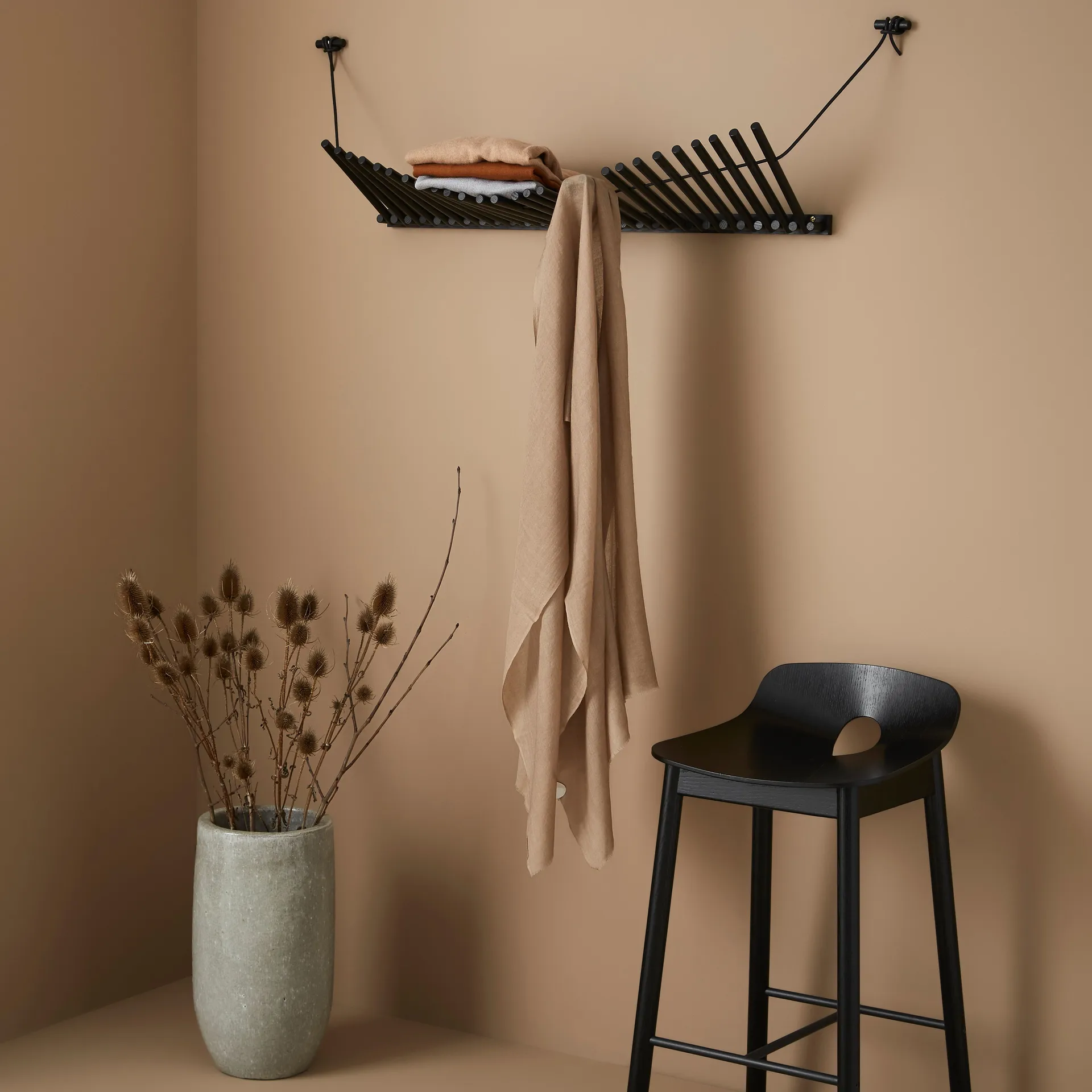 Knaegt klesknagg, svartmalt eik Woud