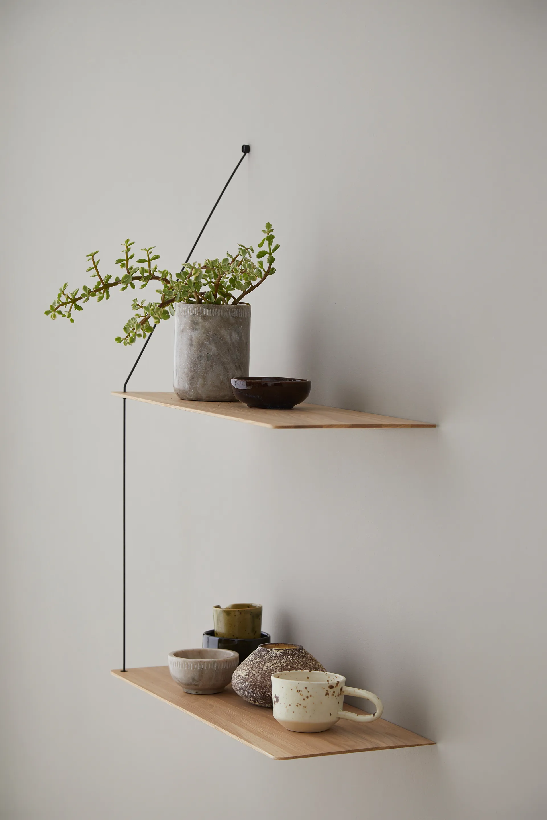 Stedge hylle, Hvitpigmentert eik-svart, 2 hyller, 60 cm Woud Stedge hylle, Hvitpigmentert eik-svart, 2 hyller, 60 cm Woud
