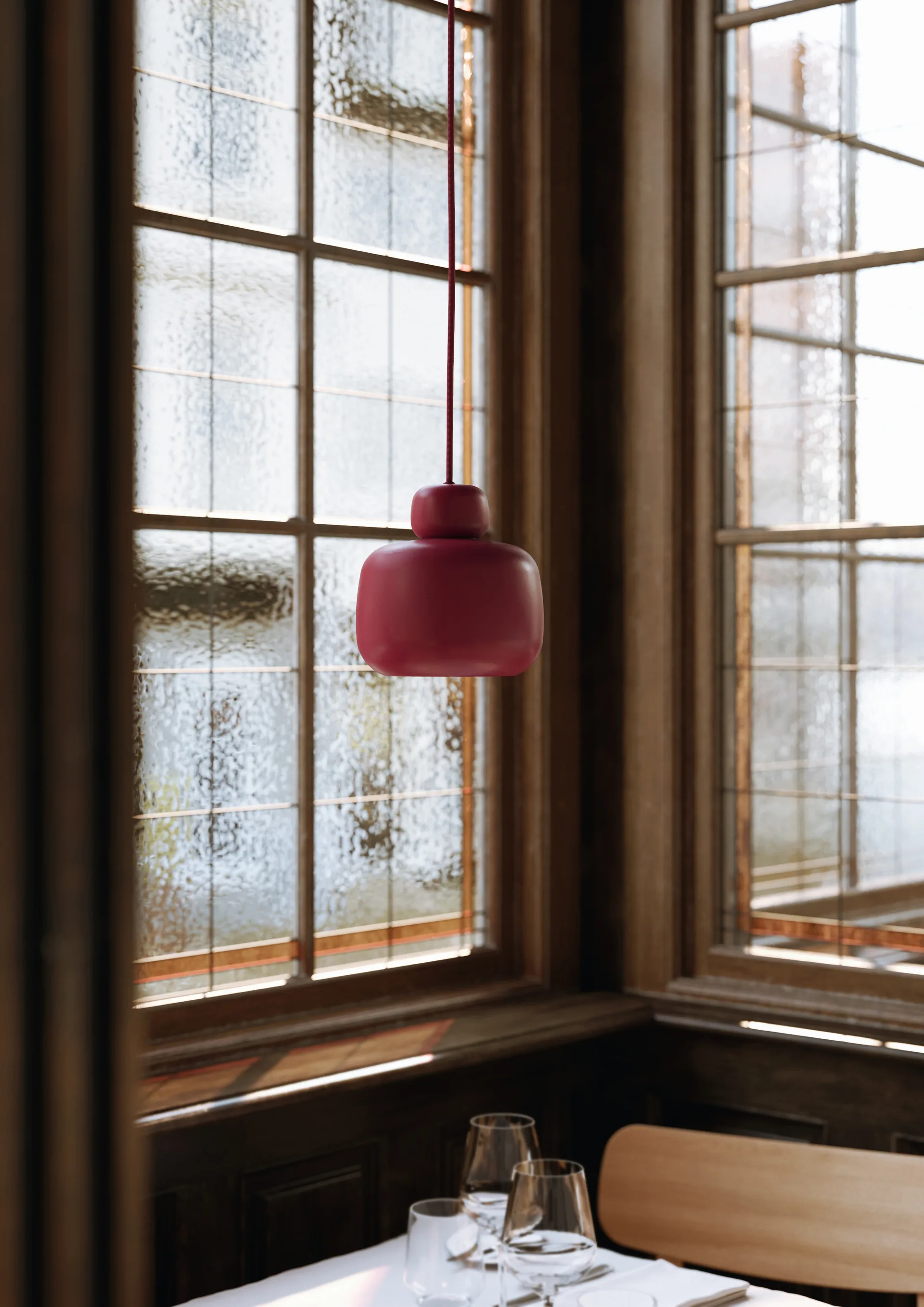 Stone taklampe small, Deep red Woud