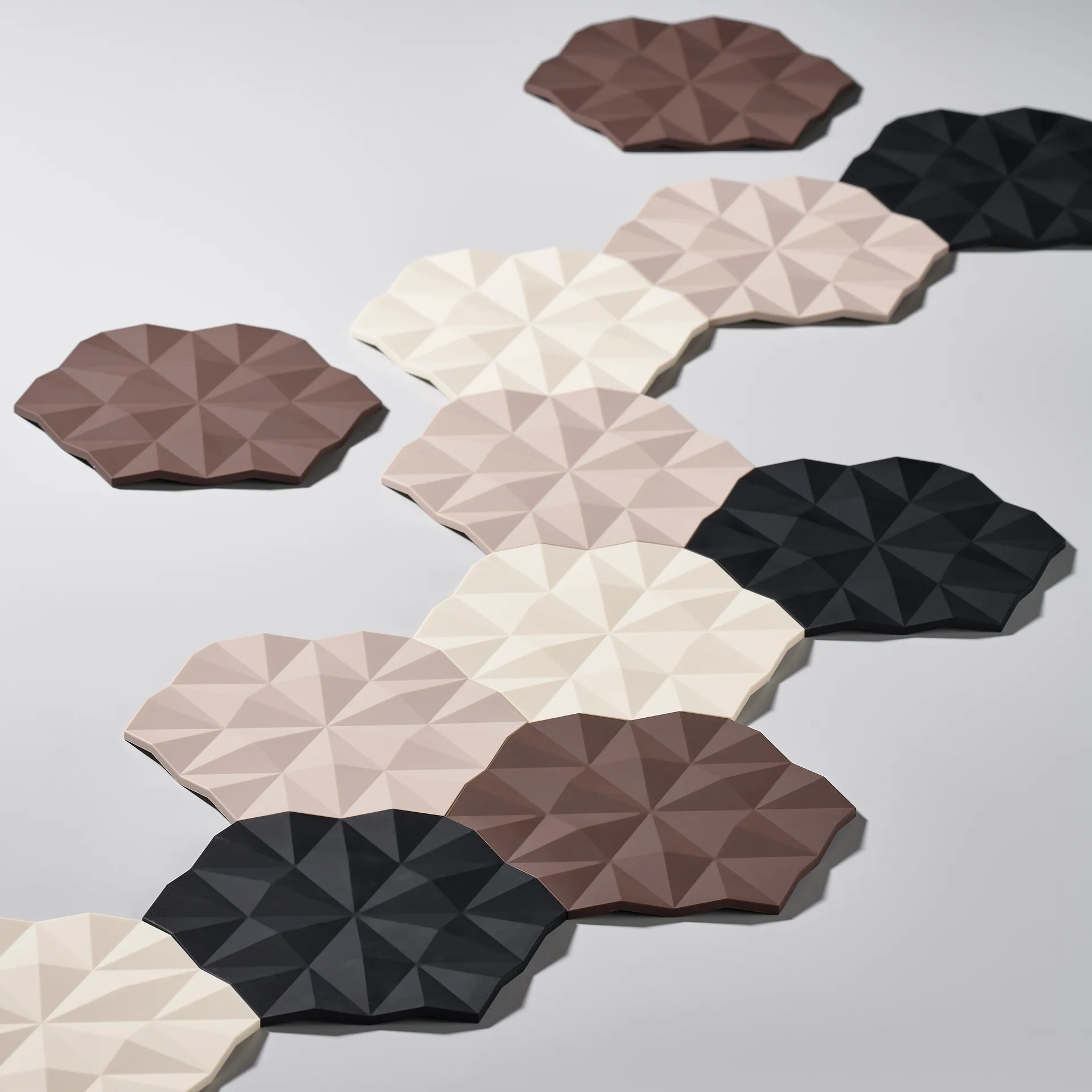 Ori Facet gryteunderlag 14x16 cm, Black Zone Denmark