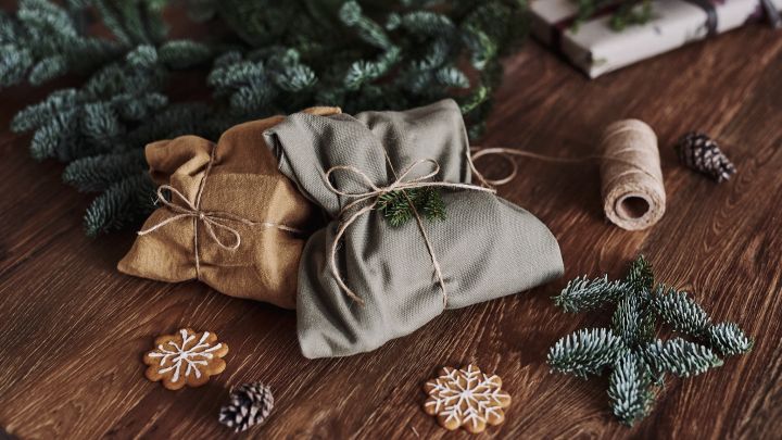Julegaver pakket inn i kjøkkenhåndklær ligger på bordet i påvente av den tradisjonelle pakkeleken.