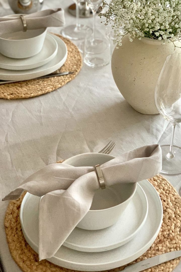 Hvordan brette servietter -en enkel serviettbretting for et middagsselskap på toppen av en hvit skål.