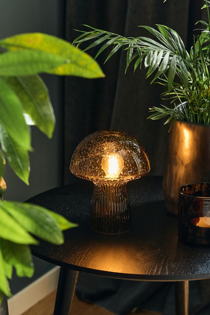 Sesongens trendy sopplampe er Fungo bordlampen fra Globen Lighting, som blir en stilig interiørdetalj i hjemmet ditt på sidebordet eller i vinduskarmen.