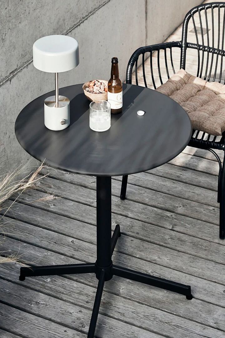 Helo-bordet i svart fra House Doctor er perfekt for en liten balkong, da det tar lite plass og er vedlikeholdsfritt takket være materialet i stål. Bordet har et stilrent design med en rund bordplate og passer perfekt sammen med valgfrie stoler.