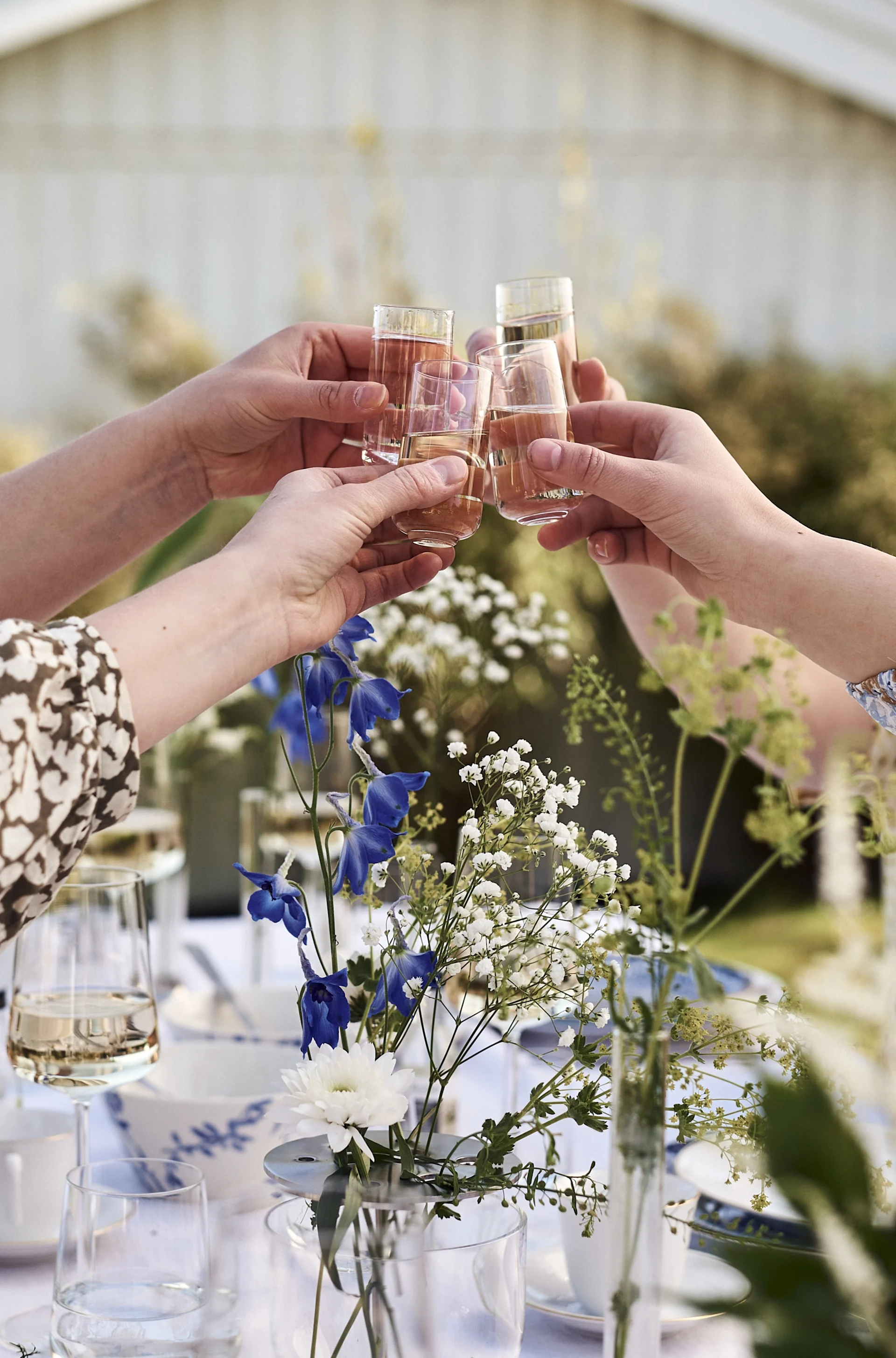 Bli inspirert av svensk midtsommer og nyt et snaps servert i Rocks snapsglass fra Zone Denmark
