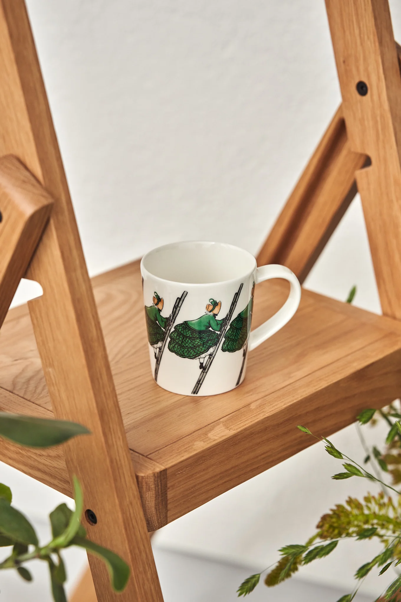 Krus med Elsa Beskow-motivet Tante Grön på stige fra Design House Stockholm, på stige.