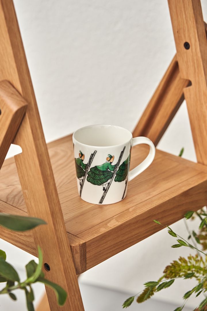 Krus med Elsa Beskow-motivet Tante Grön på stige fra Design House Stockholm, på stige.