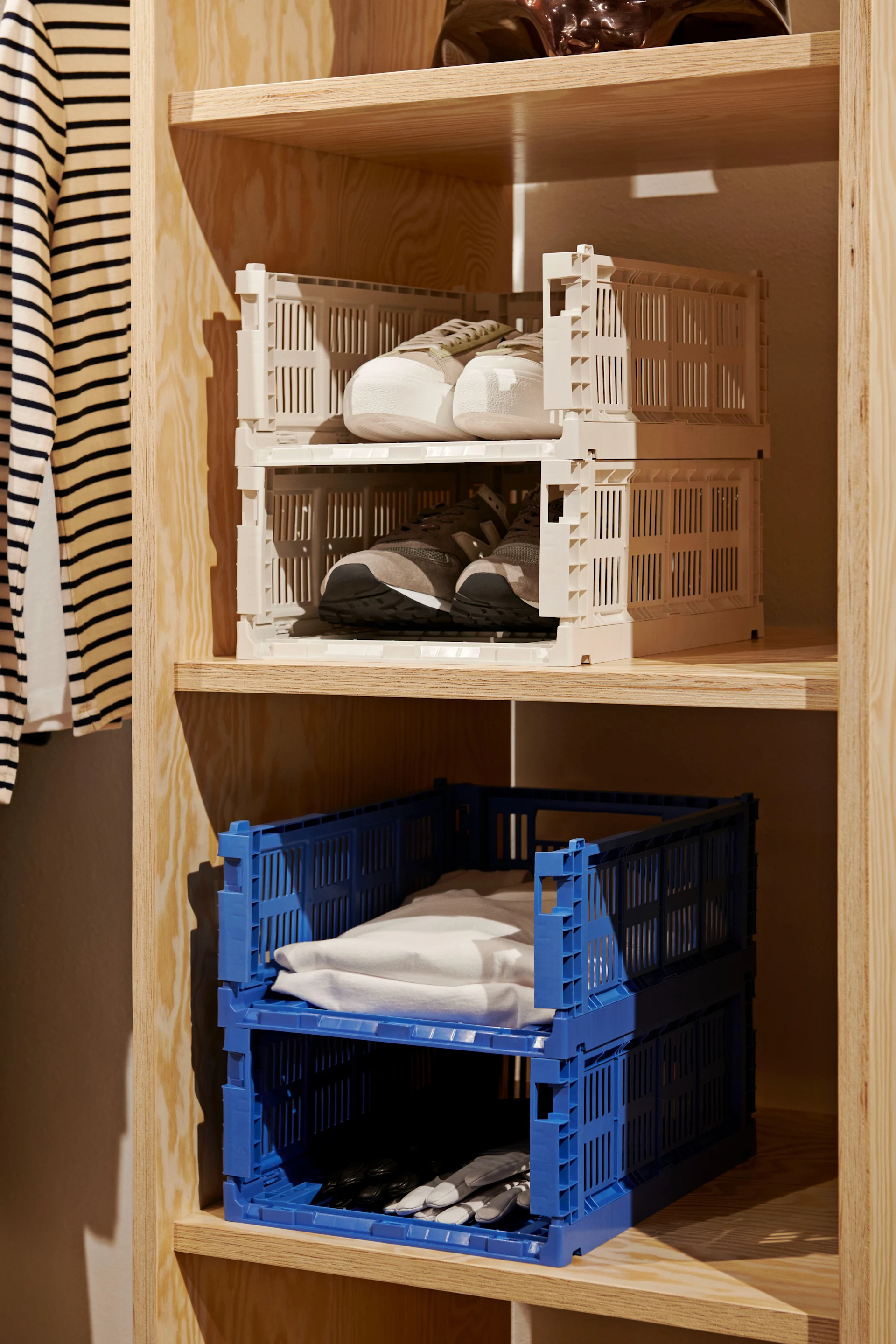 Slik innreder du en liten entré: For å gjøre entréen mer organisert og innbydende kan du for eksempel bruke Colour Crate oppbevaringsbokser fra HAY.
