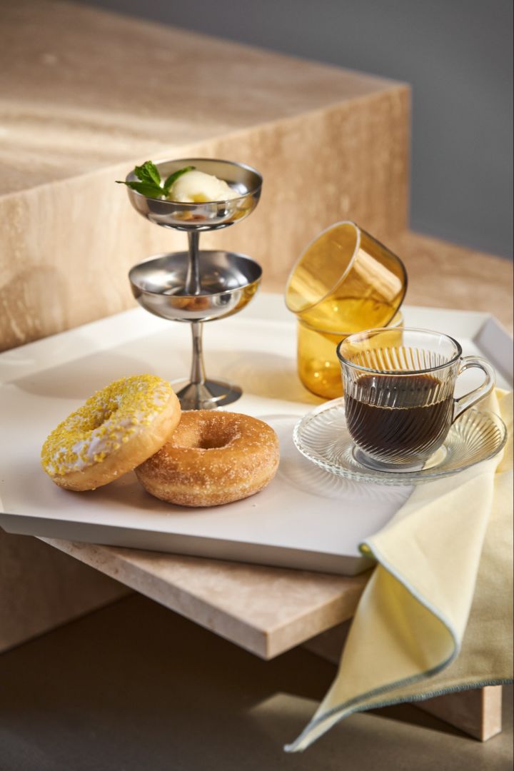  Italienske Ice Cup dessertskåler, gule Tint glass og Pirouette kopp med fat på et hvitt Kaleido-brett fra HAY.