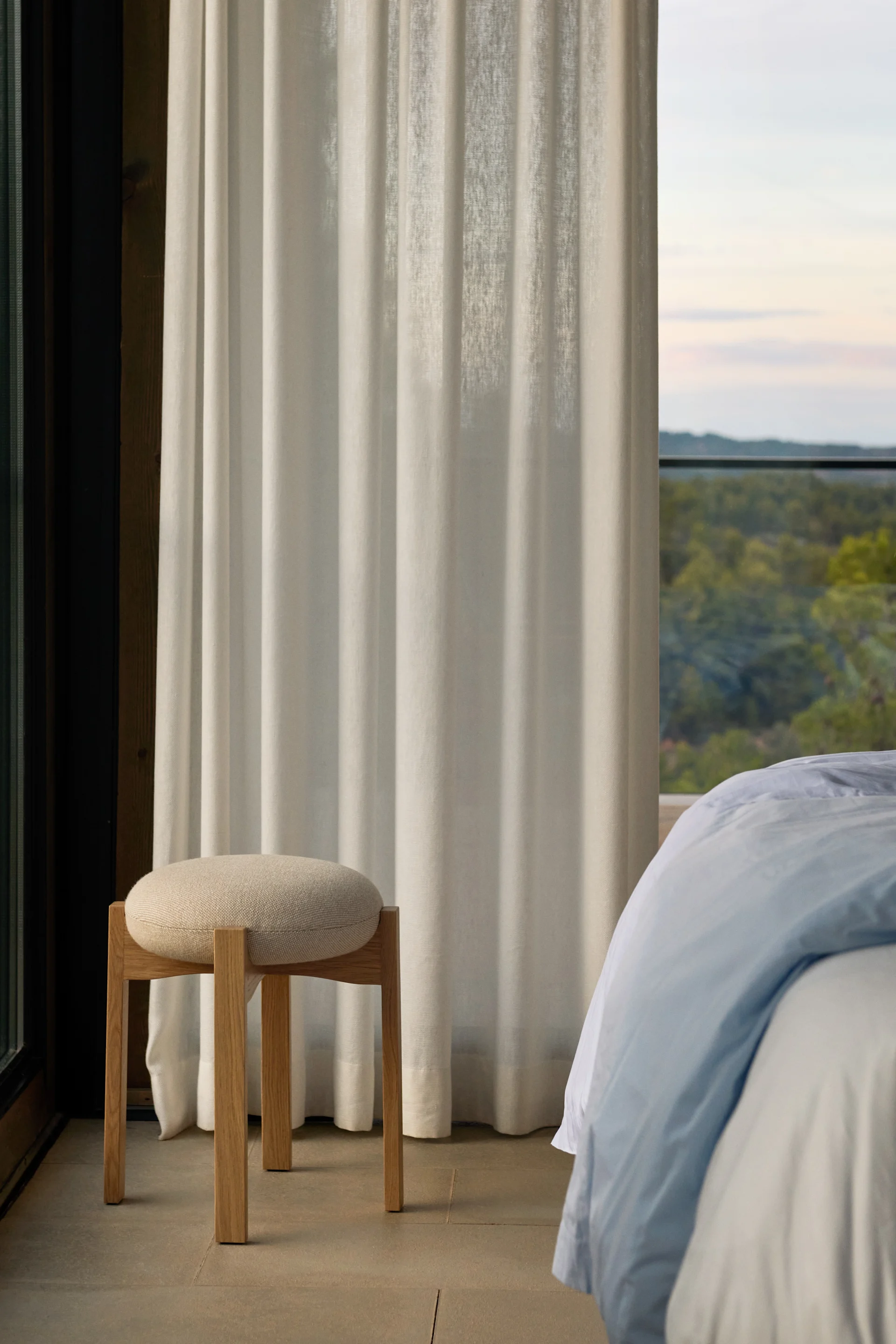 Harbour chair stol fra Menu,Acorn taklampe fra Northern,Fallow gulvteppe fra Nordic Nest,Tunes lysestake fra Georg Jensen