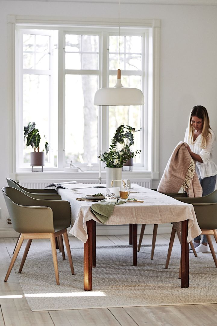 Harbour chair stol fra Menu,Acorn taklampe fra Northern,Fallow gulvteppe fra Nordic Nest,Tunes lysestake fra Georg Jensen   