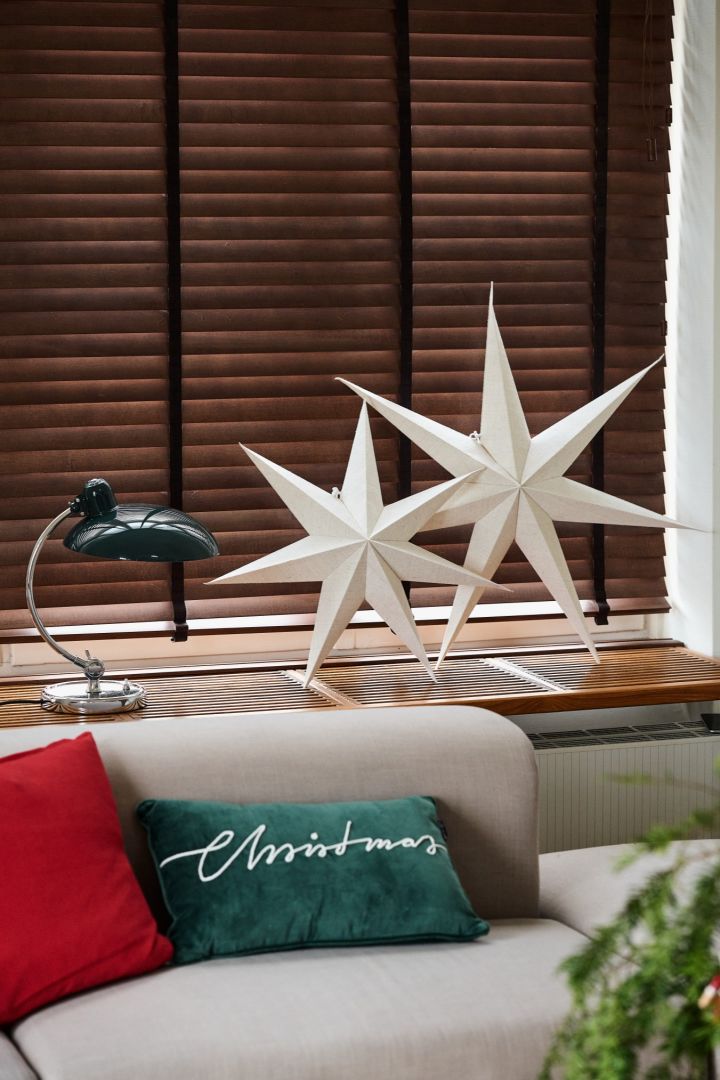 Bare julestjernen fra Scandi Living står i vinduskarmen ved siden av de retro Kaiser-lampene fra Fritz Hansen. En del av vår vintage julepynt.