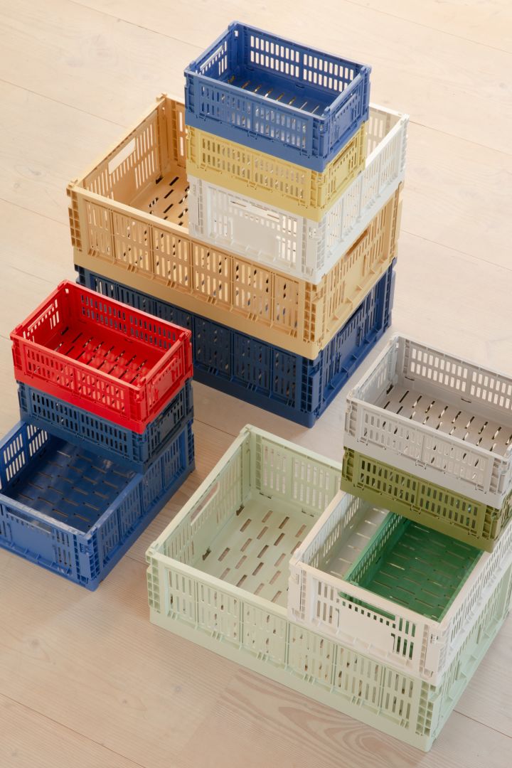 Her ser du en stabel av de populære Colour Crates fra HAY i mange ulike farger.