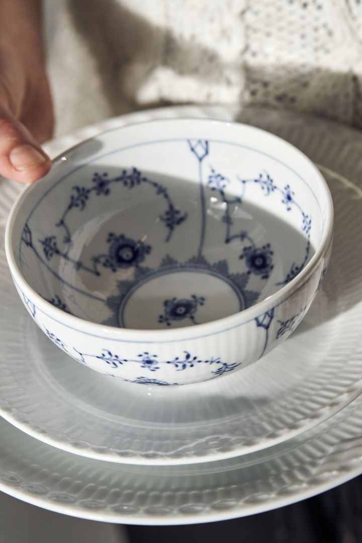 Blue fluted plain skål i klassisk blått og hvitt på White fluted lace tallerken fra Royal Copenhagen.