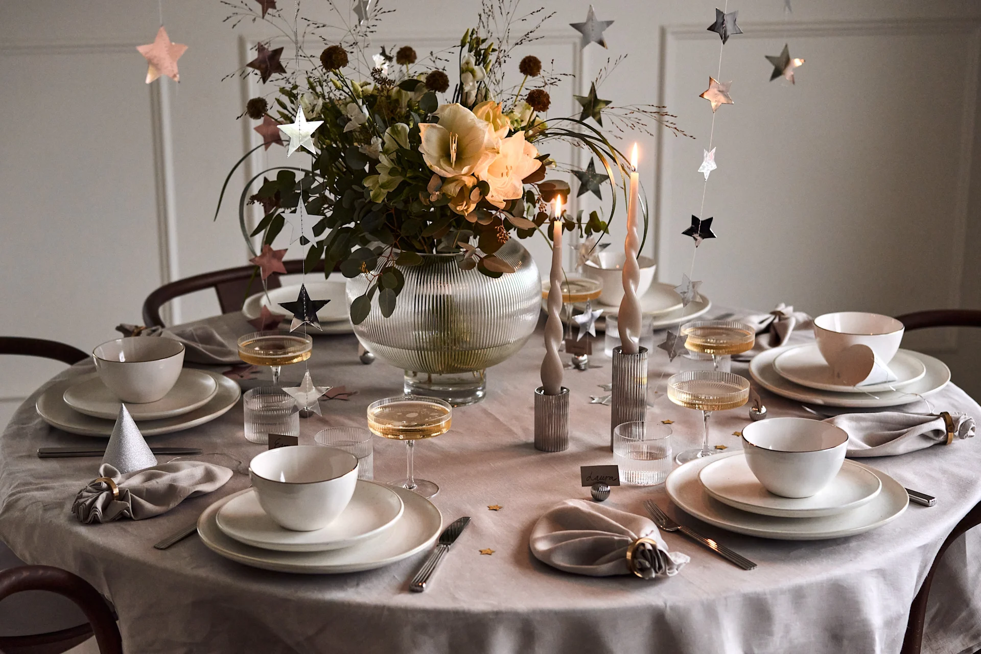 Årets nyttårsbord 2023 har en stilren lys base med tallerkener og skåler fra Ernst, Olsson & Jensen og detaljer med ribbet struktur.