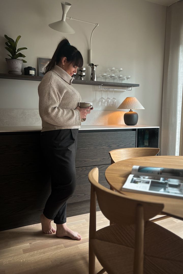 Influenser Helene Wold @villanyhus har innredet kjøkkenet med en bærbar bordlampe og kombinert lyst og mørkt tre for et trendy uttrykk.