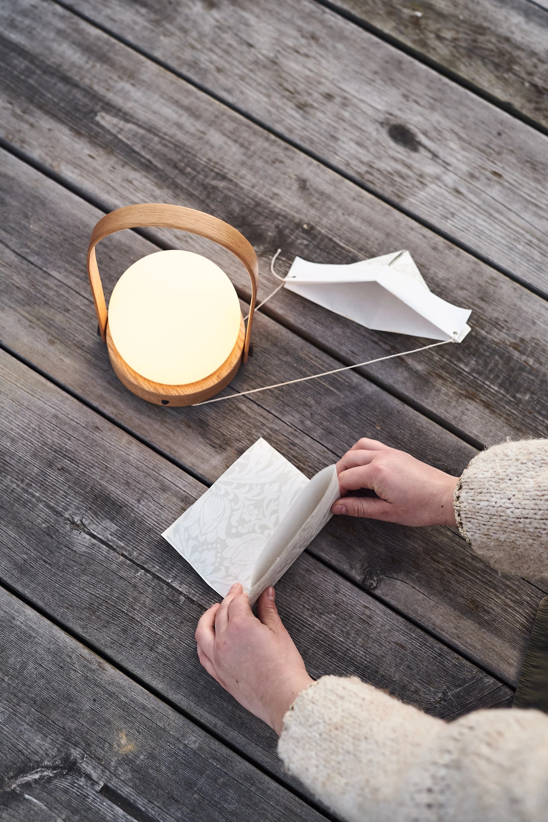 Steg 2 for å lage en DIY krepsehatt av gammel tapet til krepselaget.