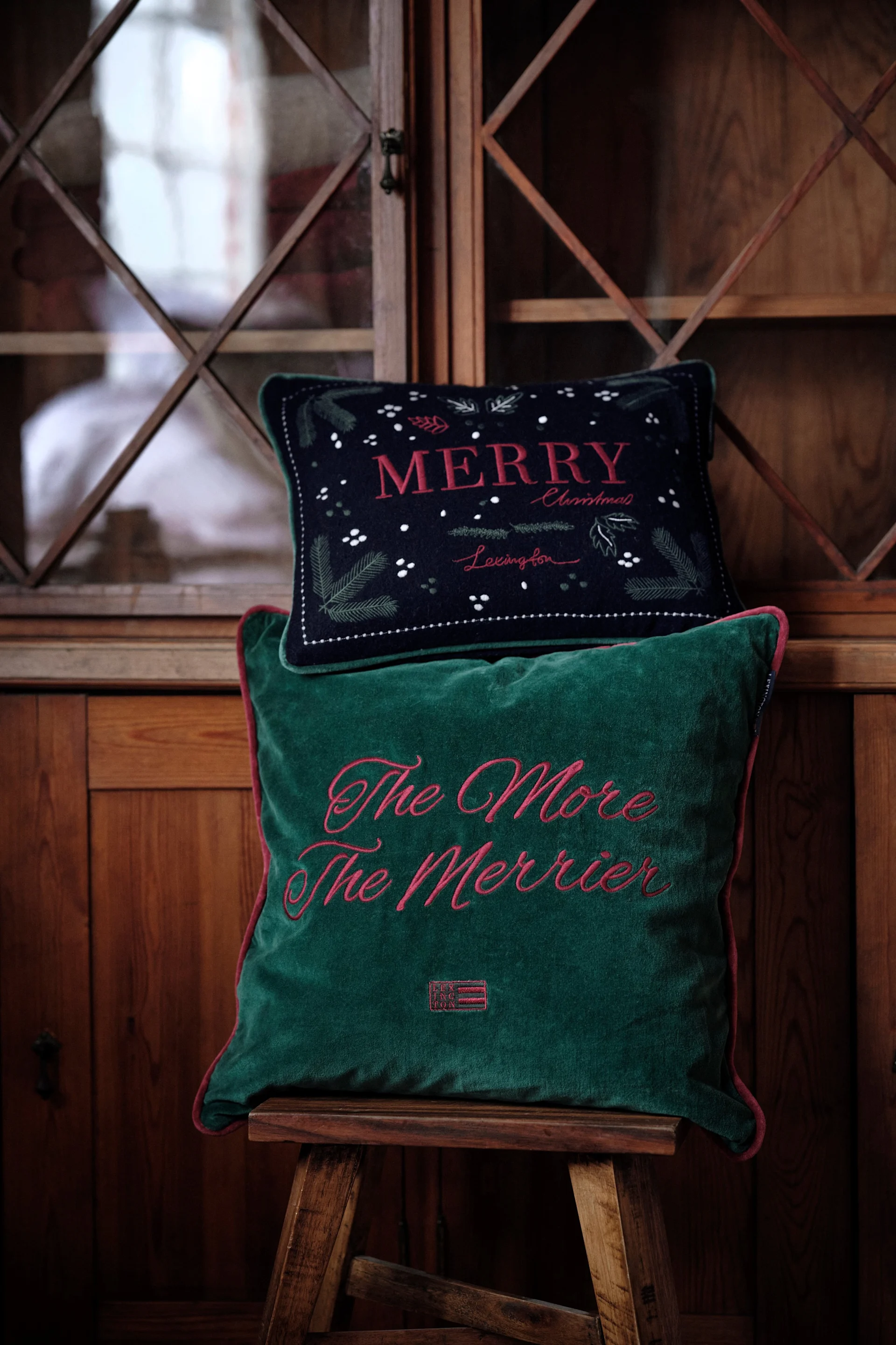 Puter er en populær julepynt i 2025: Her står to juleputer fra Lexington på en krakk.
