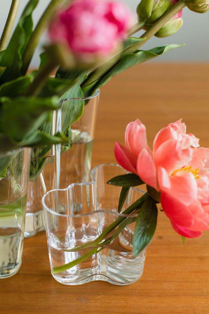 @ebbavonsyndow pynter her Alva Aalto-vaser med lyse vårblomster. 