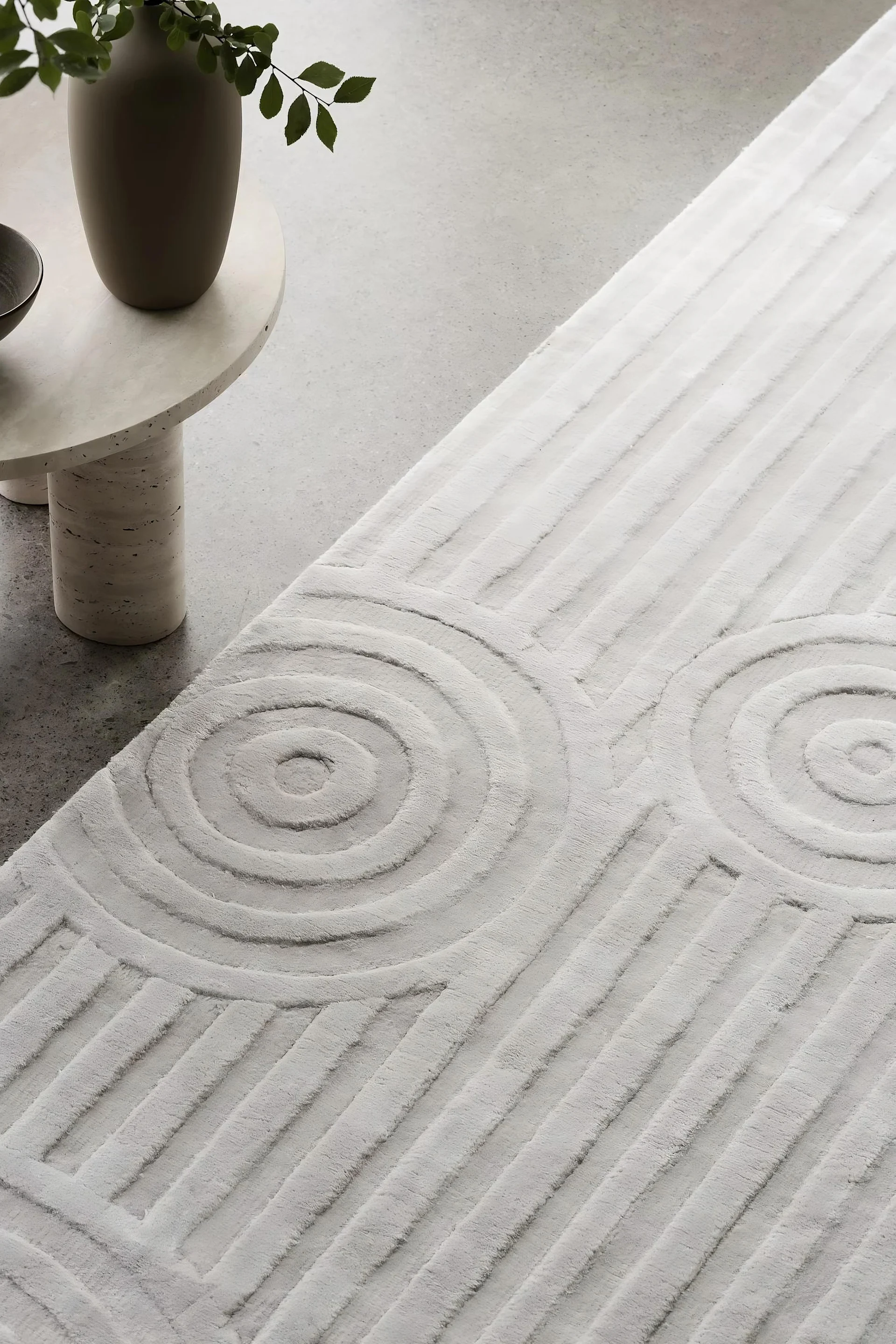 Gulvtepper til stuen: Et nærbilde av det hvite Uzu-gulvteppet fra blomus, laget av 100 % viskose.