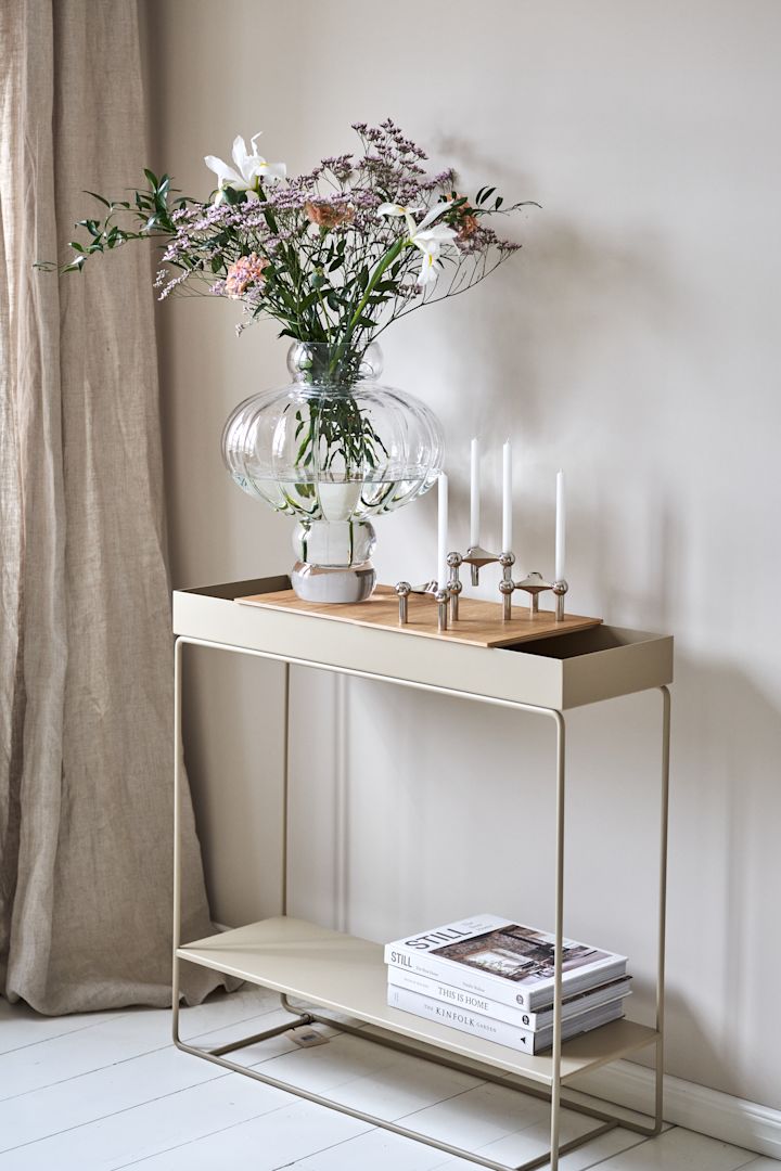 Her ser du en rekke danske designklassikere; Balloon vase fra Louise Roe Copenhagen, Plant Box fra ferm LIVING og STOFF Nagel lysestake. Foto: @blombruket