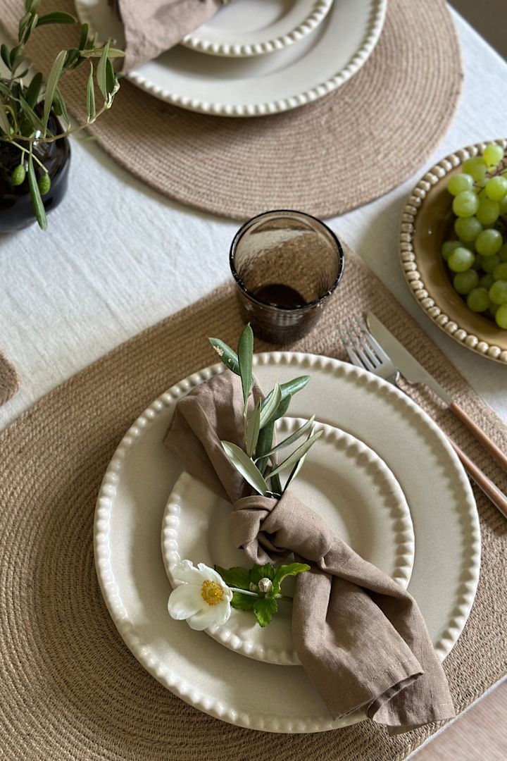 Skap vakre borddekkinger i grått med det stilrene Scandi Living-bestikket og servise fra Dimma Swedish Grace Rörstrand.