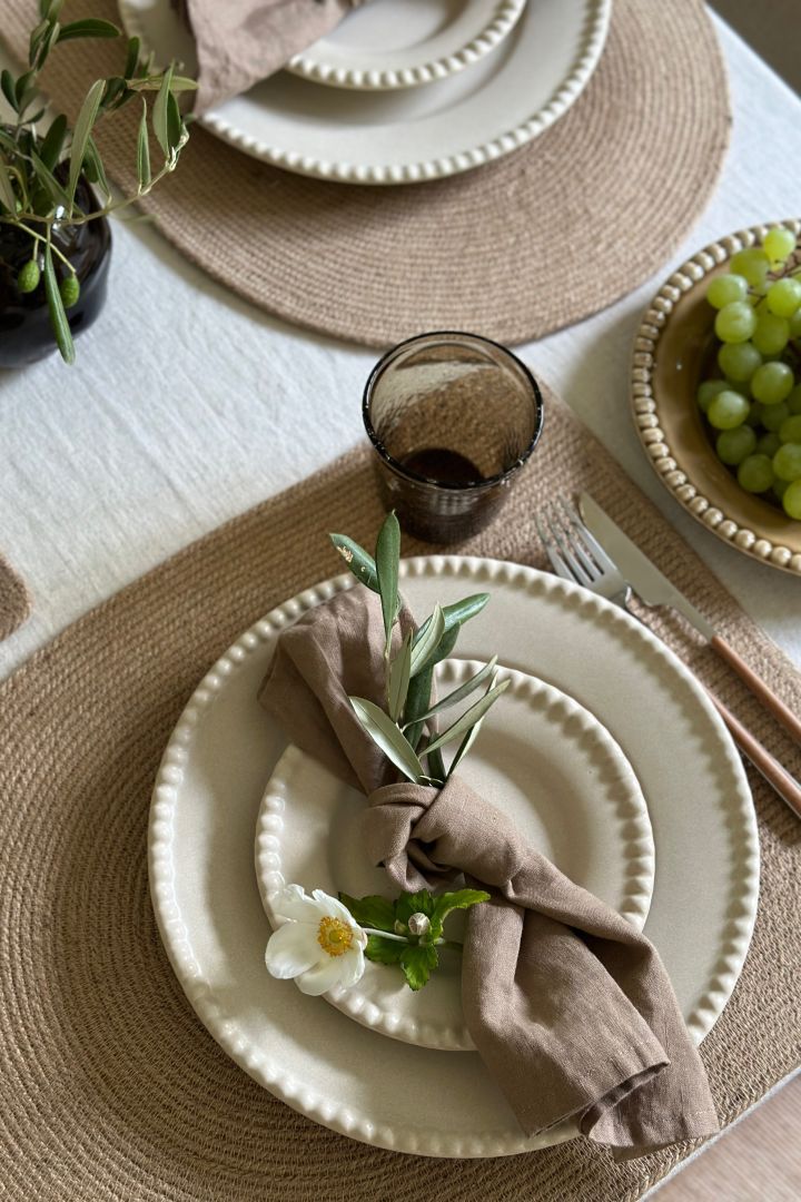 Skap vakre borddekkinger i grått med det stilrene Scandi Living-bestikket og servise fra Dimma Swedish Grace Rörstrand.