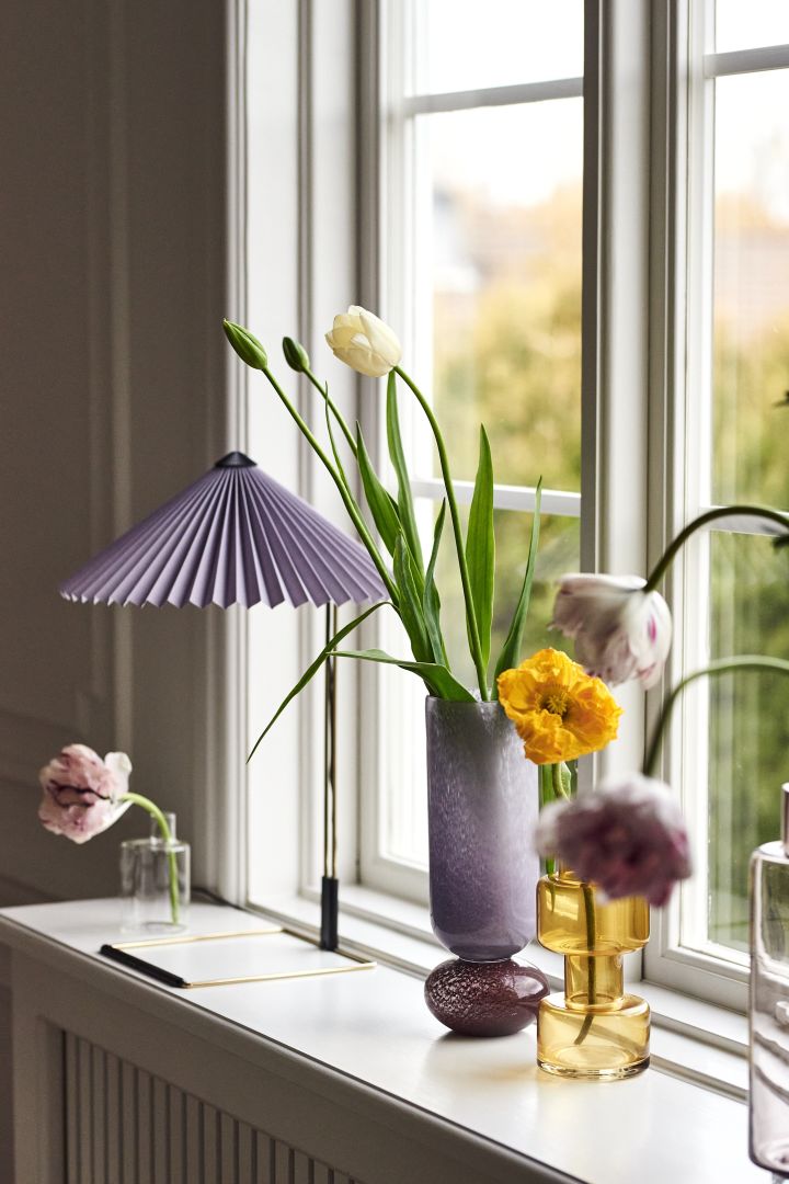 Pynt i vinduskarmen - inspirasjon hvor den lilla Matin bordlampen fra HAY og vaser fra Broste Copenhagen, Bloomingville og DBKD skaper en koselig følelse. 