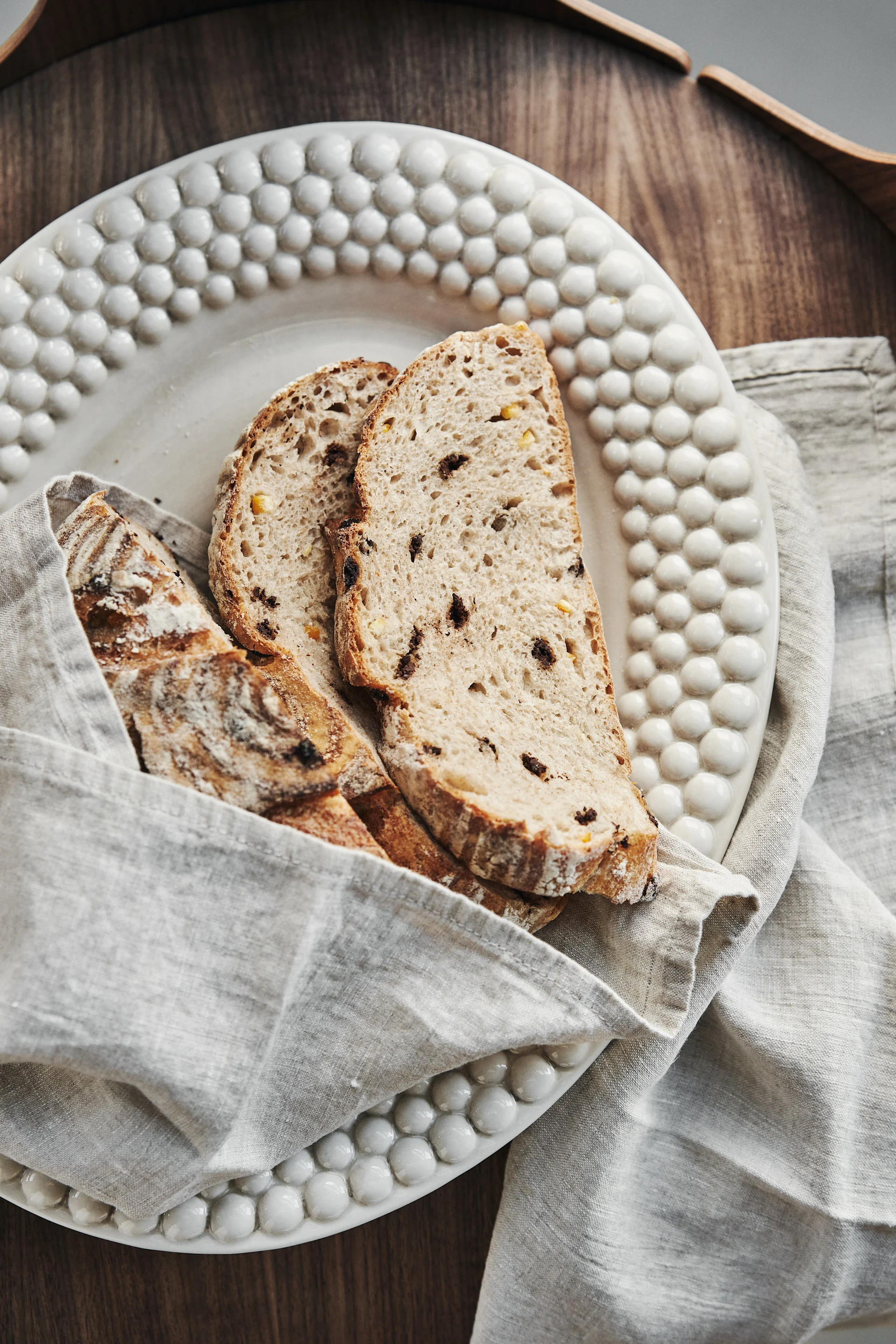 Serveringsfatet Bubbles fra Mateus i beige er perfekt å gi i bryllupsgave til brudeparet.