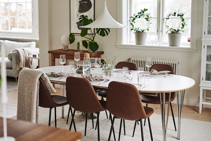 Found stol av House Doctor og hvitvinsglass av Iittala