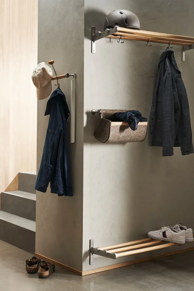 Å ha en åpen garderobe er et tips når du skal innrede en liten entre. Her er en skohylle og hattehylle fra Essem Design som hjelper deg holde hallen organisert.