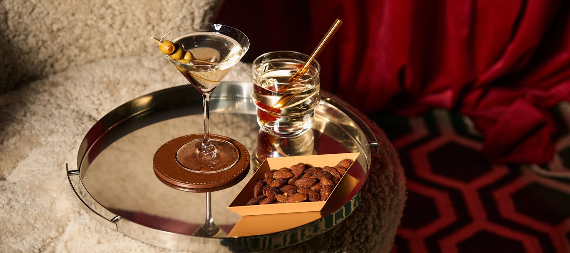 Det finnes mange typer cocktailglass som martiniglasset og tumbleren du ser her på et speilbrett fra Spiegelau.