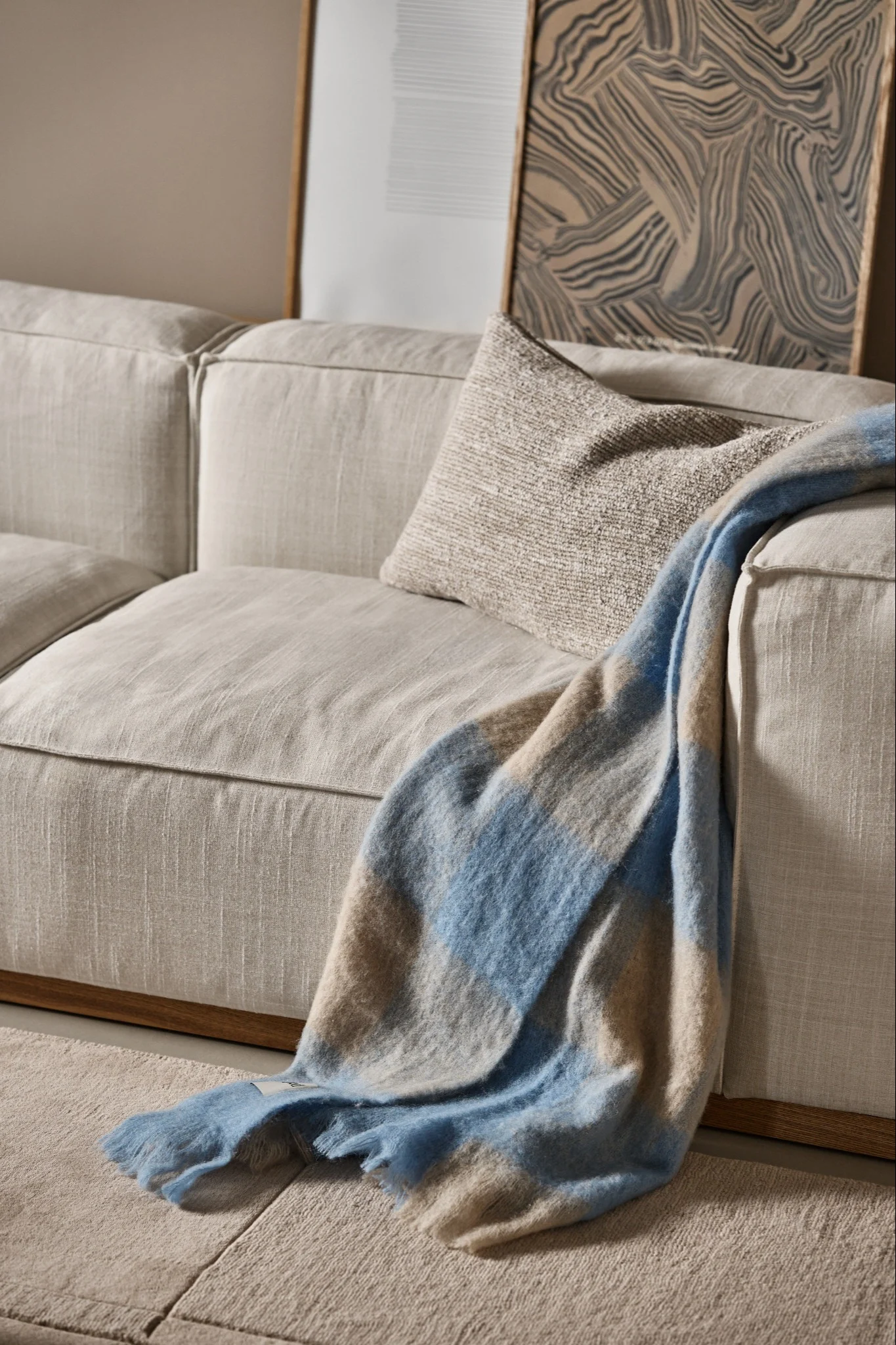 Gi bort et ullpledd som tidløs designgave - her grått ullpledd fra Klippan Yllefabrik. 