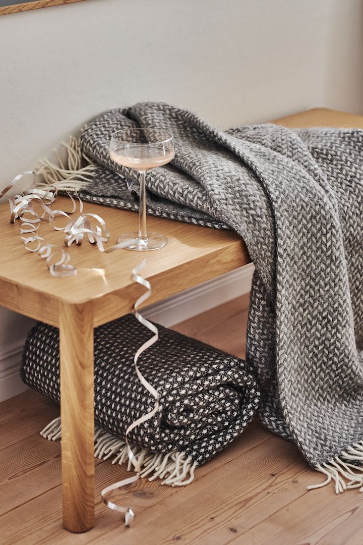 Gi bort et ullpledd som tidløs designgave - her grått ullpledd fra Klippan Yllefabrik. 