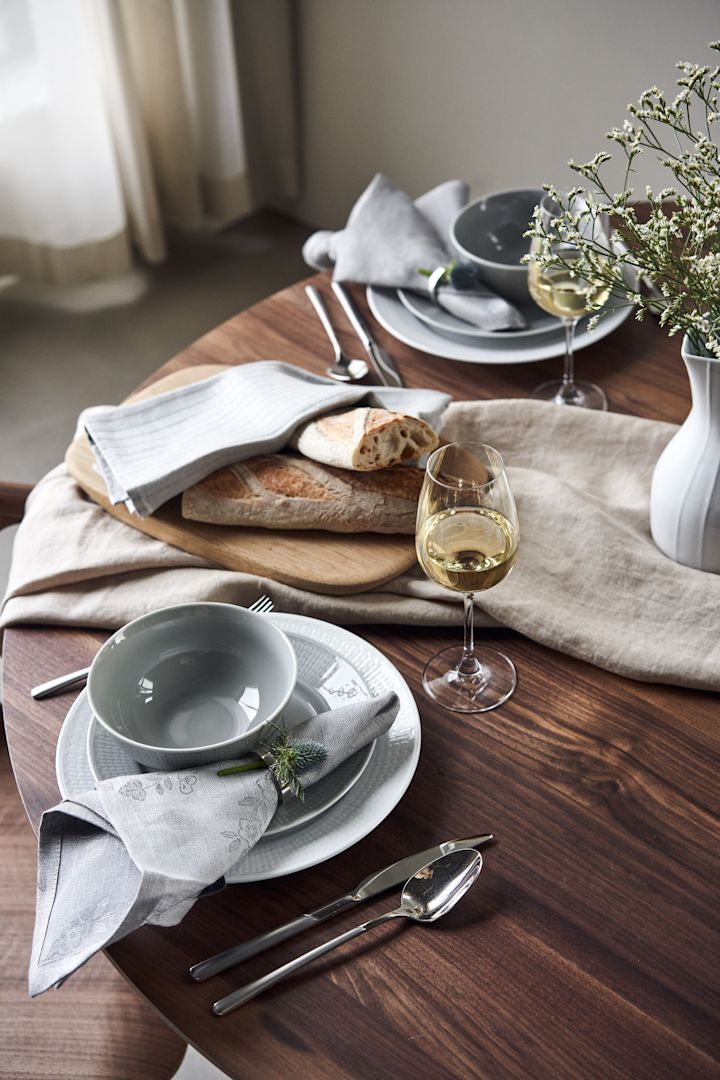 Swedish Grace placemat med bolle og tallerkener i kule nyanser av grått og hvitt.