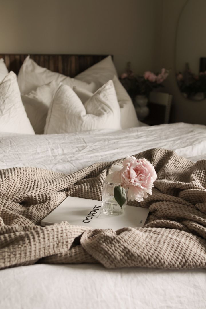 Skap hotellfølelse på soverommet ved hjelp av et fint sengeteppe, en blomst i en liten vase og hvite puter – som her hjemme hos profilen @joanna.avento.