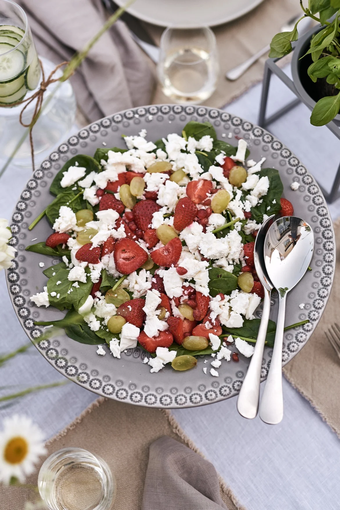 En sprø salat er et tips til godt tilbehør til enkel festmat til mange som fint kan serveres i en serveringsskål fra House Doctor sammen med salatbestikk fra By On.
