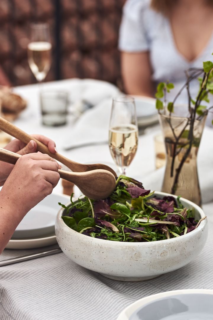 En sprø salat er et tips til godt tilbehør til enkel festmat til mange som fint kan serveres i en serveringsskål fra House Doctor sammen med salatbestikk fra By On.