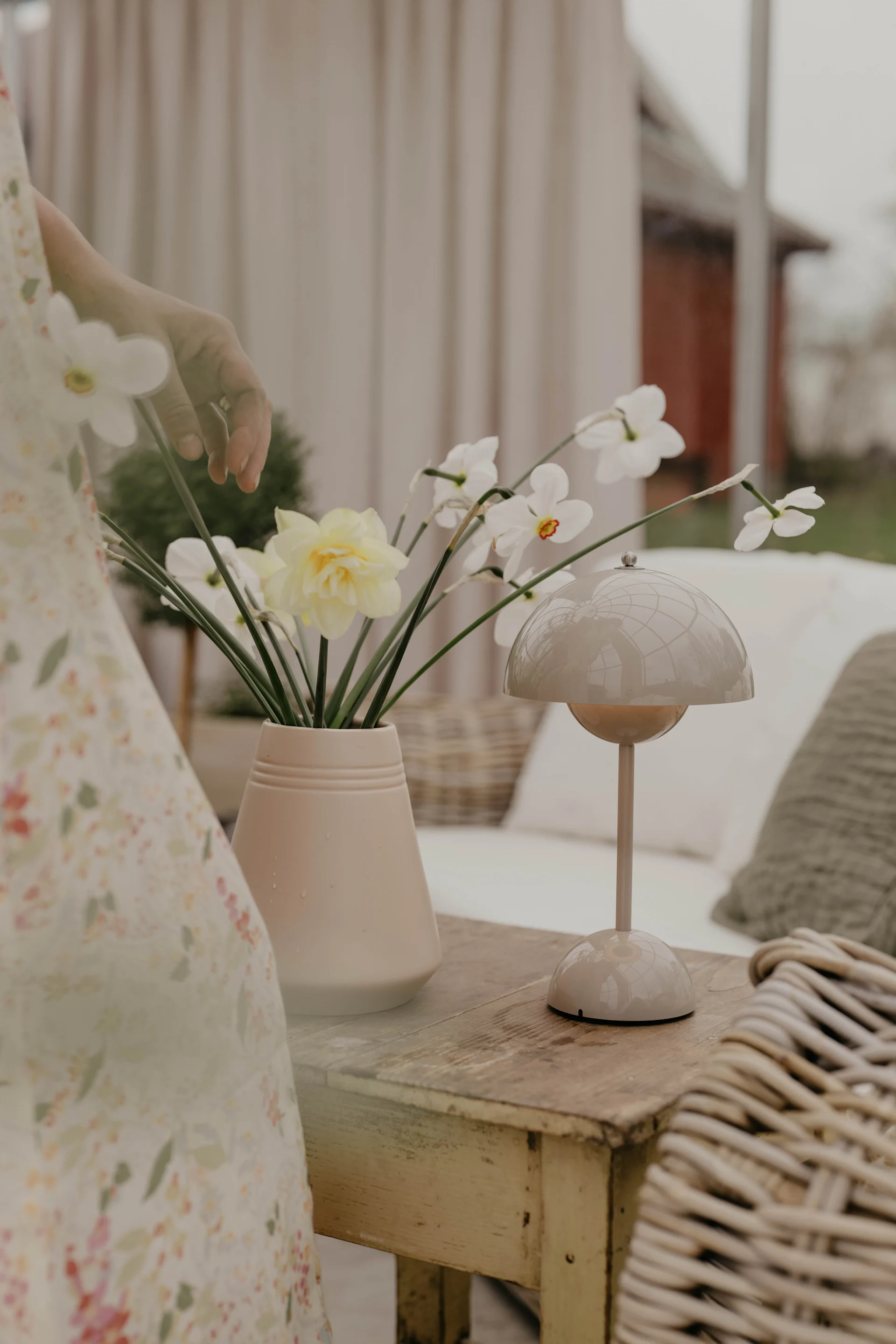Bærbar belysning som Flowerpot bordlampen VP9 og Lines vasen fra NJRD med blomster i er perfekt til å innrede drivhus med. Johanna Berglund, @snickargladjen