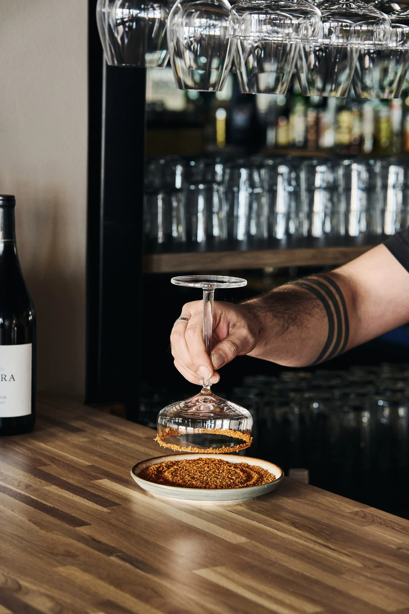 Gi mocktailen en ekstra piff ved å dyppe glasskanten i chiliflak – som vist her.