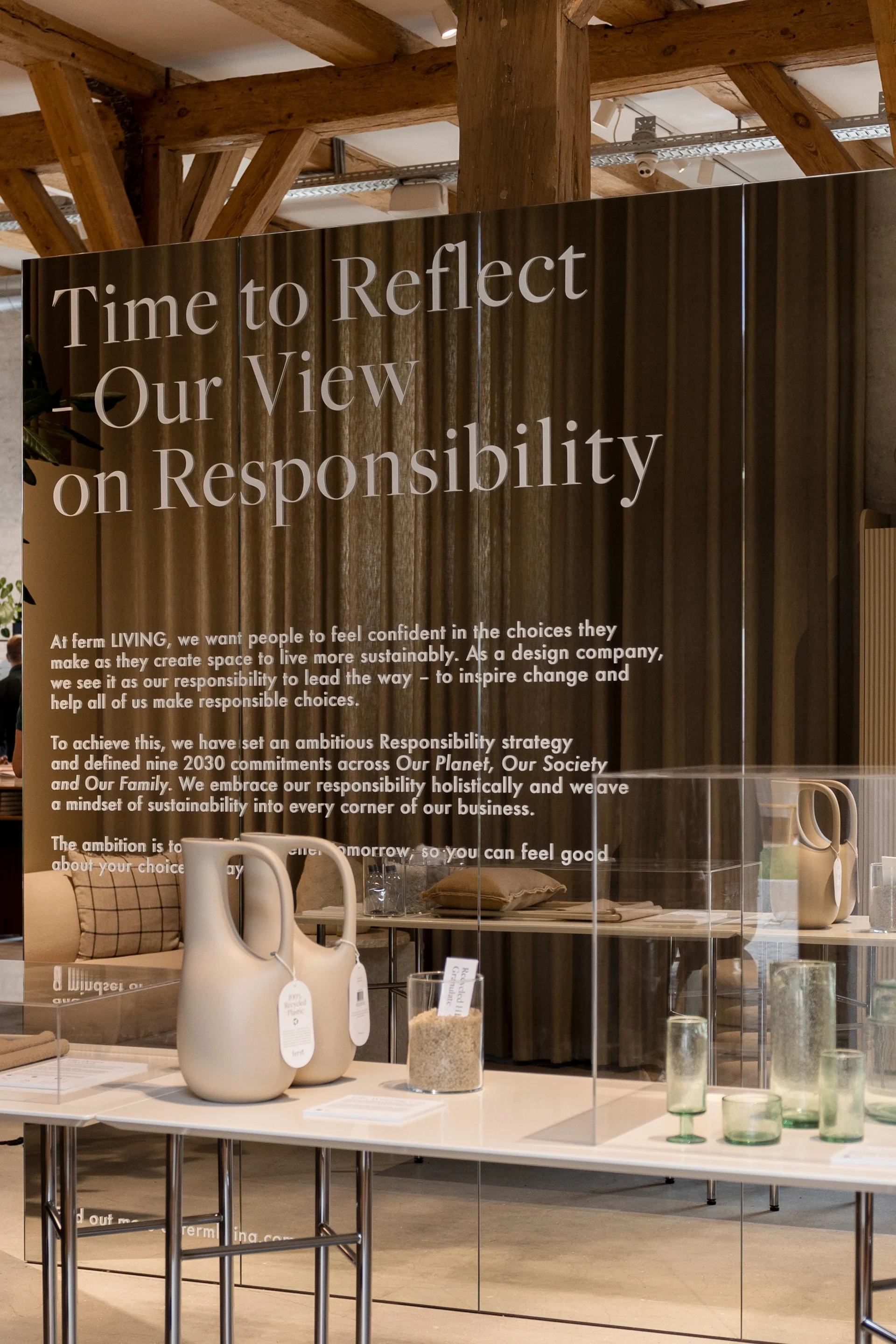 En fin utstilling av produkter laget av resirkulerbart materiale i Ferm Livings showroom.