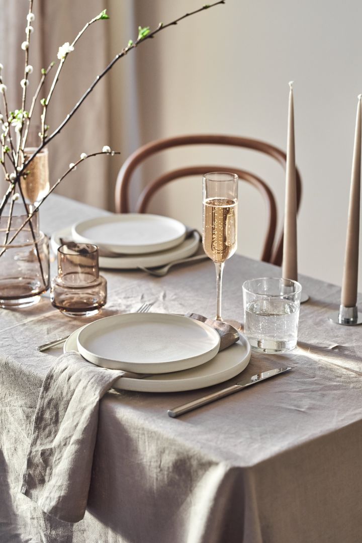 Skap vakre borddekkinger med det stilrene Sandsbro-serviset fra Scandi Living for harmoniske beige nyanser til både hverdag og fest.